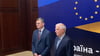 Der ukrainische Außenminister Dmytro Kuleba (l.) und der EU-Außenbeauftragte Josep Borrell sprechen zur Eröffnung des informellen EU-Außenministerrates in Kiew.
