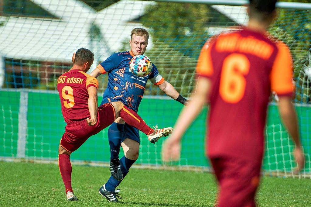 So fällt in Bad Kösen am Sonntagnachmittag das 1:0: Kevin Gerber überwindet Freyburgs Keeper Marvin Bagdohn mit einem Lupfer. Die Jahnstädter können dann aber spät noch ausgleichen.