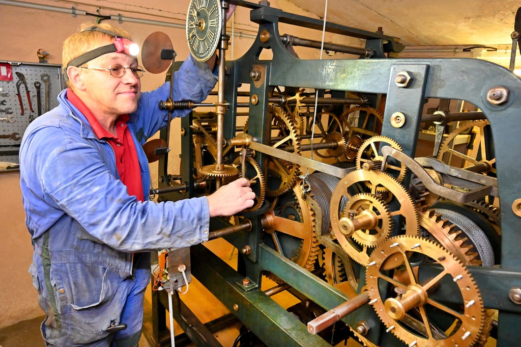 Thomas Scholz, Fachmonteur für Glockenanlagen und Turmuhren, am Uhrwerk der Magdeburger Domuhr.