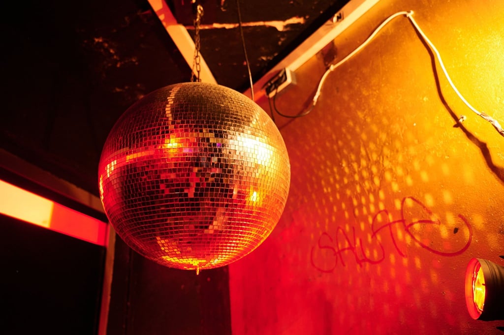Während eines Rundgangs durch die Berliner Clubkultur leuchtet eine Diskokugel im Club Golden Gate.