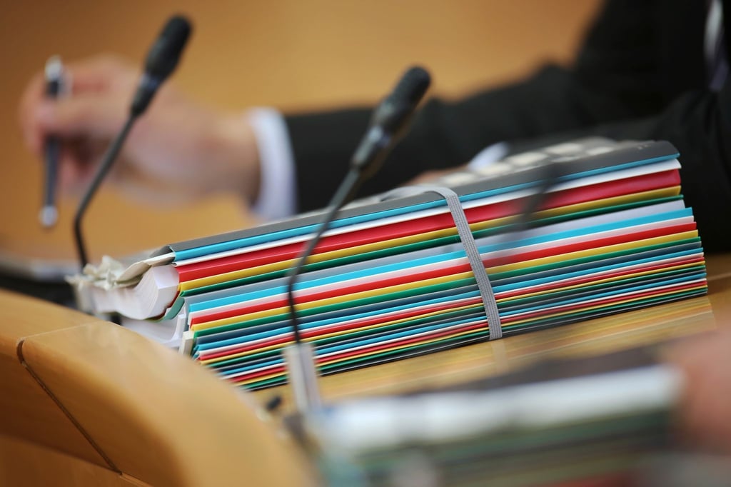 Akten wälzen unnötig: „Dokukratie.de“ macht wichtige Informationen aus Parlamenten digital zugänglich.