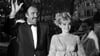 James-Bond-Star Sean Connery mit seiner damaligen Frau Diane Cilento bei der Ankunft zur Weltpremiere seines Films „Man lebt nur zweimal“ in London.