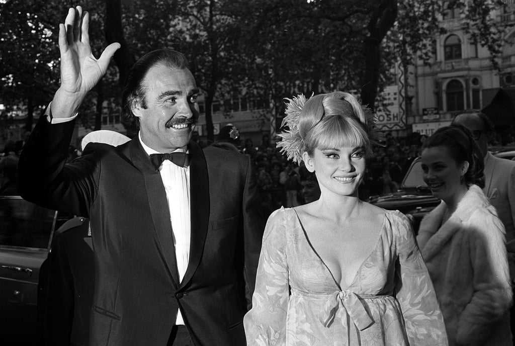 James-Bond-Star Sean Connery mit seiner damaligen Frau Diane Cilento bei der Ankunft zur Weltpremiere seines Films „Man lebt nur zweimal“ in London.