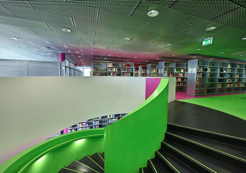 Eine Wendeltreppe im IKMZ der Technischen Universität Cottbus-Senftenberg (BTU).