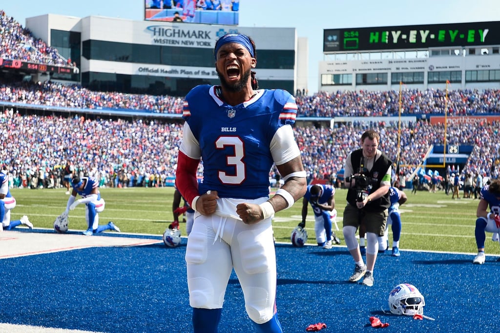 Damar Hamlin von den Buffalo Bills feiert seine Rückkehr auf das Football-Feld.