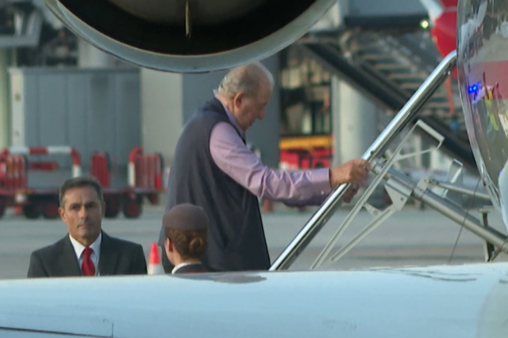 Juan Carlos (M), Altkönig von Spanien, am Internationalen Flughafen Vigo-Peinador.
