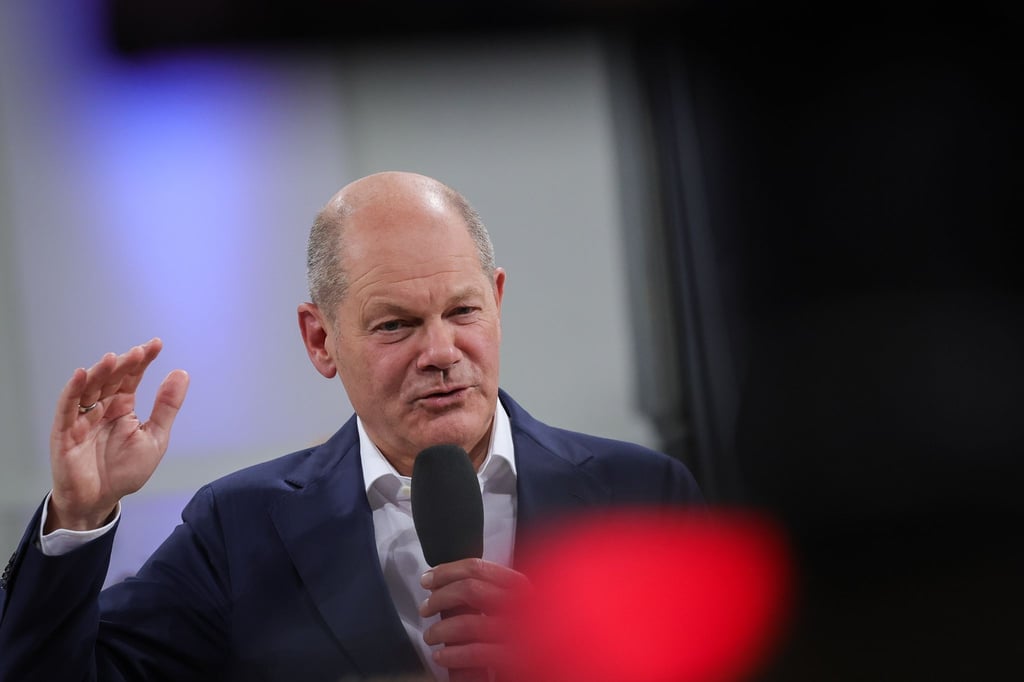 Bundeskanzler Olaf Scholz spricht bei einem Bürgergespräch in der Handelskammer im Rahmen des Bürgerfests zum Tag der Deutschen Einheit.