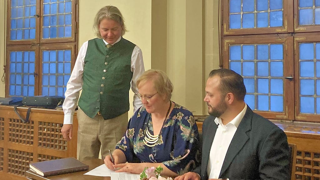 Vertragsunterzeichnung: Torsten Buse (l.) von der Jägerschaft Wittenberg 2020 mit Kristin Ruske (Stadtwaldverein) und Mathias Zdzieblowski (Nabu Kreisverband)