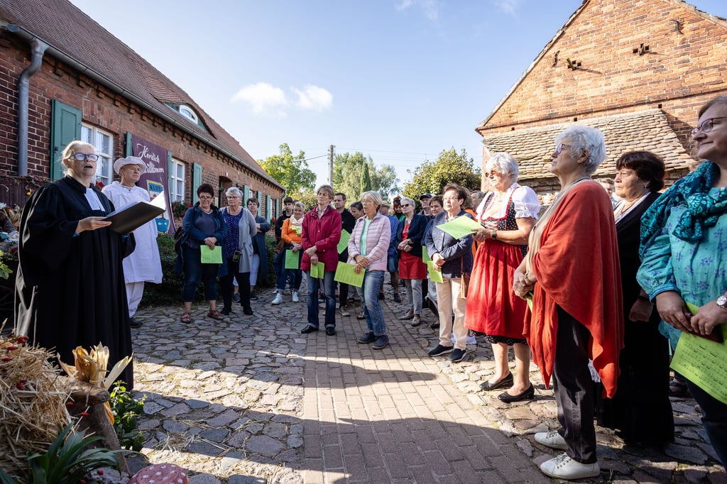 Pfarrerin Viola Hendgen (l.) hält am Samstag in Klöden die Andacht für die Erntedankfeier in den offenen Höfen.