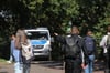 Unter Polizeischutz: ein Streifenwagen vor einer Schule in Halle