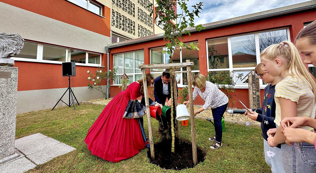 Zur Gedenkfeier Ernestine Reiskes ist am Freitagvormittag durch Landrat und Schulleitung auch ein Maulbeerbaum gepflanzt worden.