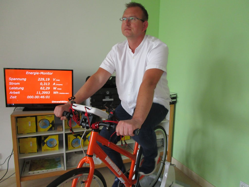 Die Comeniusschule in Magdeburg produziert eigenen Strom. Schulleiter Christian Schindehütte auf einem Umweltbike.