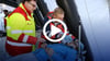 Notarzt und Rettungssanitäter versorgten die Verletzten in den Zelten. 