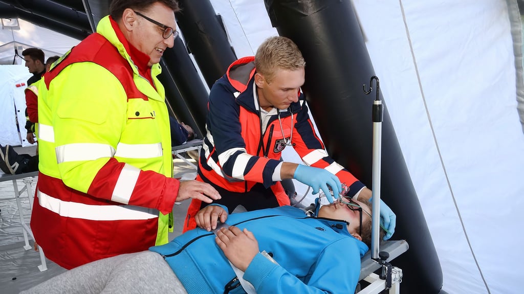 Notarzt und Rettungssanitäter versorgten die Verletzten in den Zelten.