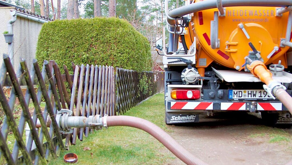 Sammelgrubenbesitzer rund um Zerbst sind aufgefordert, zum Abpumpen des Abwassers an der Grundstücksgrenze Saugstutzen zu installieren. Kann das abgewendet werden?