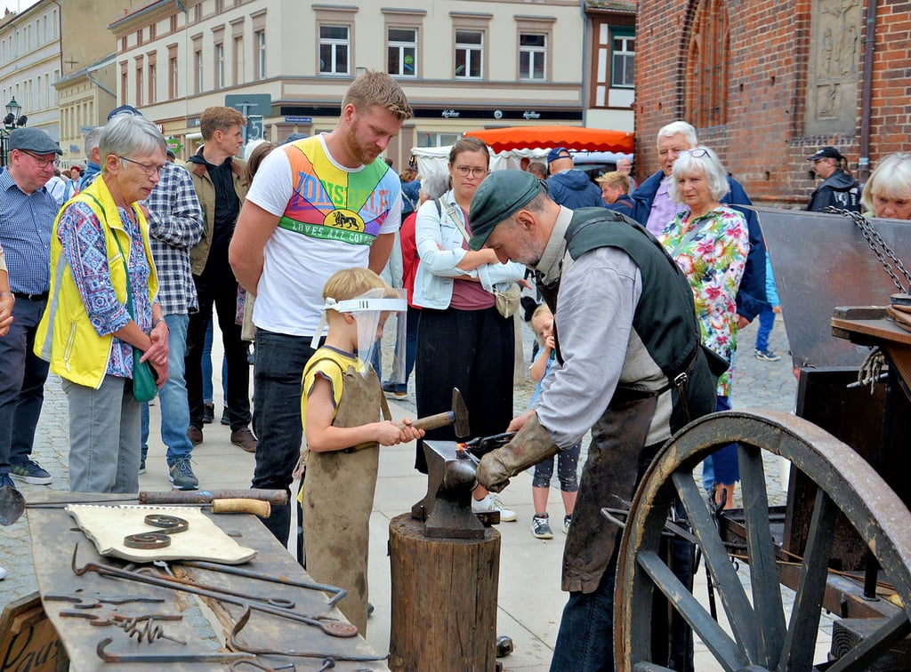 Frank Odebrecht aus Berlin lud beim Handwerkermarkt in Stendal vor allem Kinder ein, sich an der mobilen Schmiede im alten Handwerk auszuprobieren.