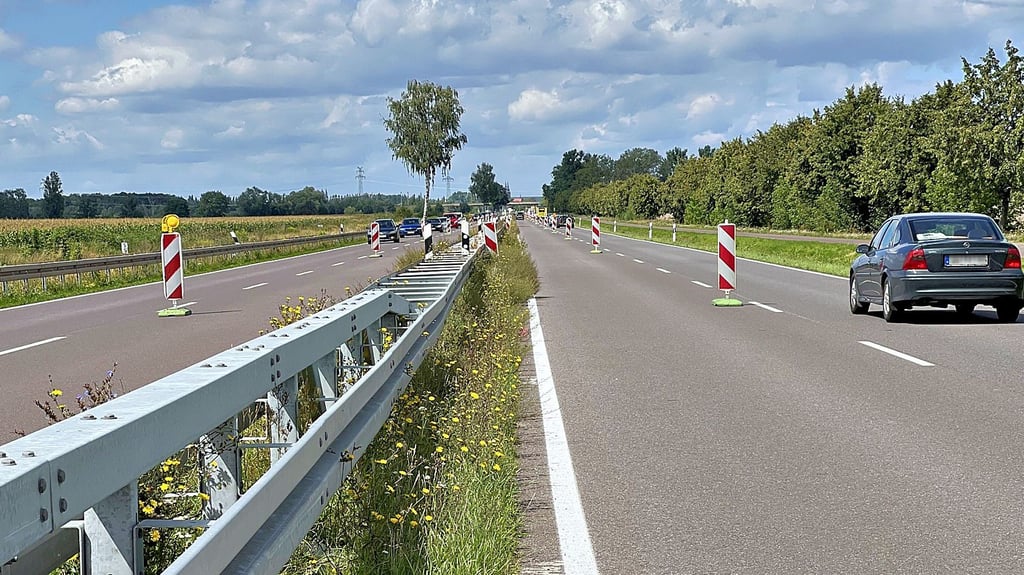 Beim Erneuern der Schutzplanken an der B188 zwischen Stendal und Tangermünde wurde bereits ein Großteil des Grünstreifens entfernt. Jetzt kommt der nächste Abschnitt an die Reihe.