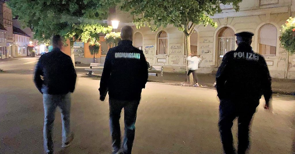 Bei der gemeinsamen Streife haben Polizei und Ordnungsamt auch den Gummersbacher Platz aufgesucht.