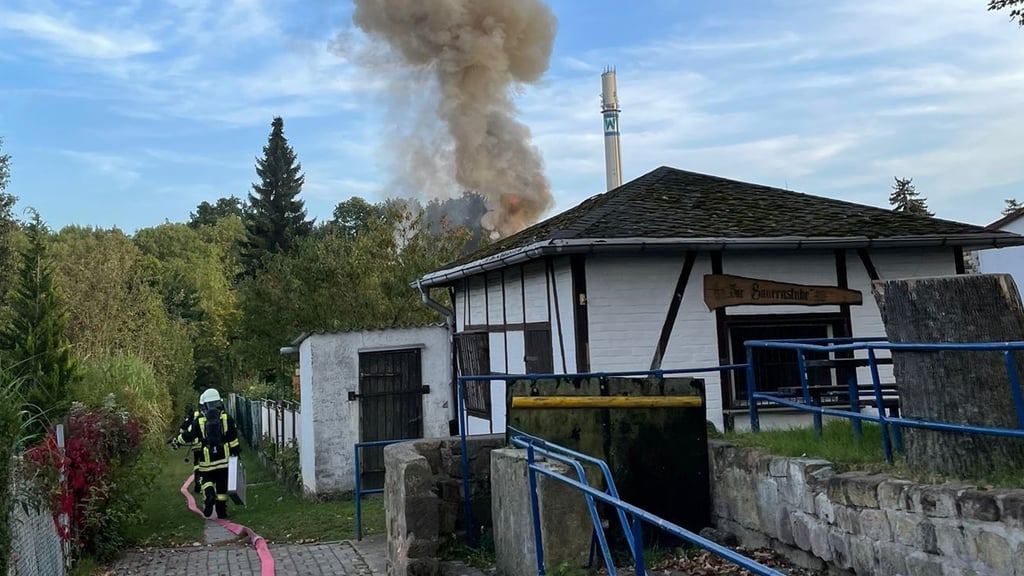 Rauch steigt in der Gartenanlage in der Naumburger Straße auf.
