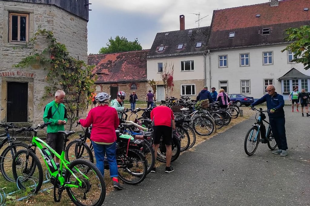 Das traditionelle Abradeln der Weinroute an der Weißen Elster hat am Dienstagmorgen auf Kloster Posa in Zeitz begonnen.