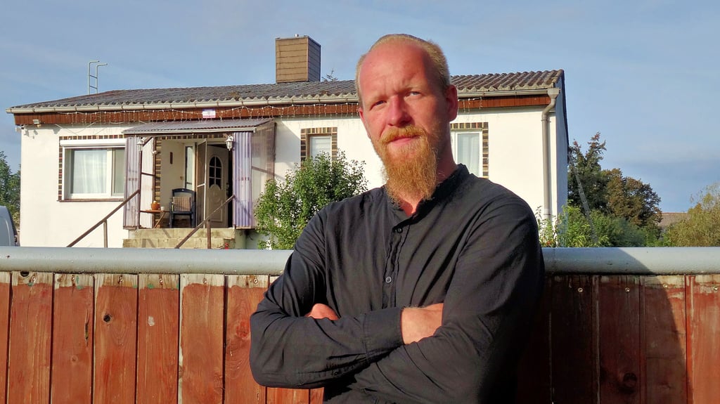 David Liedtke aus Wahrenberg bei Seehausen im Landkreis Stendal, hier vor seinem Haus, ist Kandidat für den Bürgermeisterposten in der Gemeinde Aland.