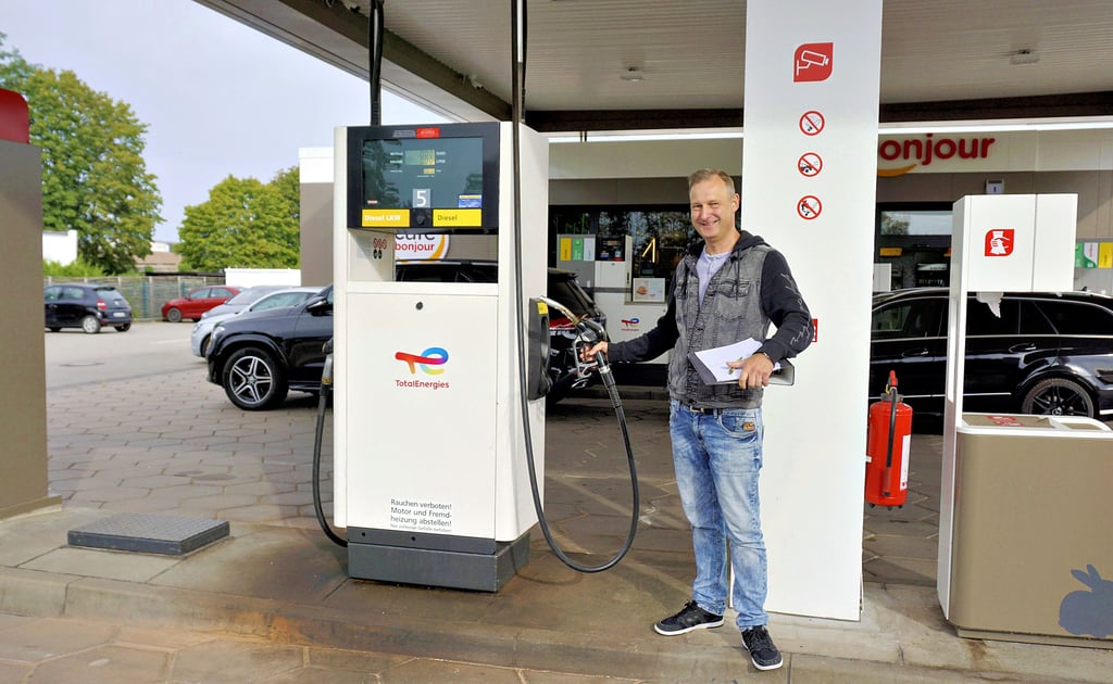Matthias Güttler an der Lkw-Zapfsäule, die nun wieder funktioniert.