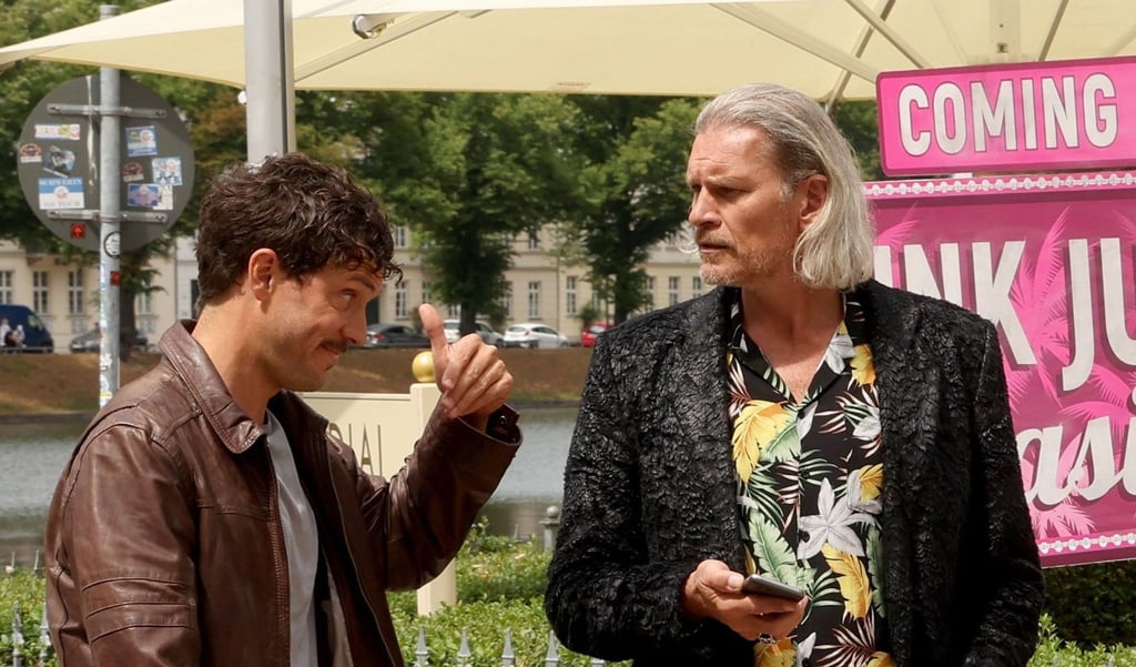 Götz Otto als Hotelinvestor David Brandt (r) unterhält sich mit einem Freund (Tobias van Dieken).