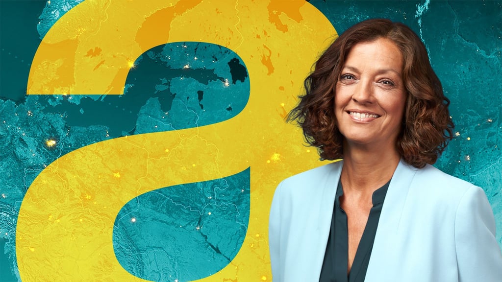 Antje Pieper steht vor einer digitalen Weltkarte im Studio dews „auslandjournals“.