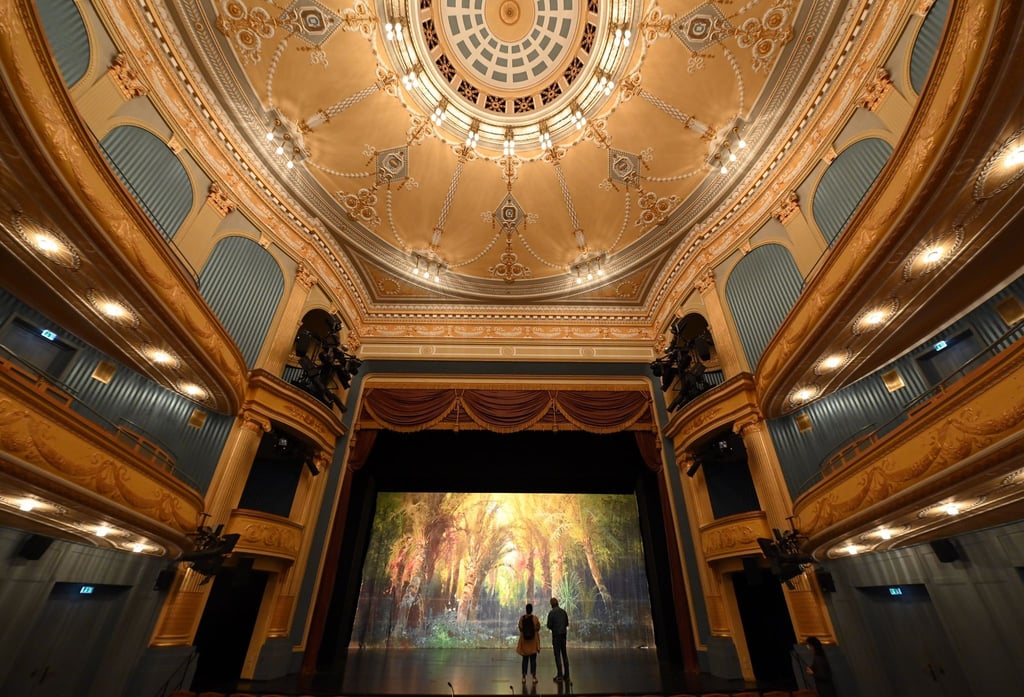 Das Bühnenbild „Palmenwald“ aus der Verdi-Oper „Otello“ hängt auf der Bühne des Staatstheater Meiningen.