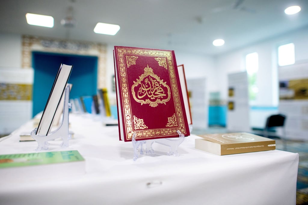 Ein Koran steht am Tag der offenen Moschee in der Sami-Moschee im Stadtteil Stöcken auf einem Tisch.