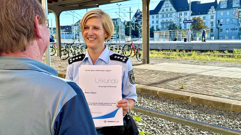 Romy Gürtler überreicht Lebensretter Peter Ebert die Urkunde für seine Zivilcourage. Als Held sieht er sich nicht.