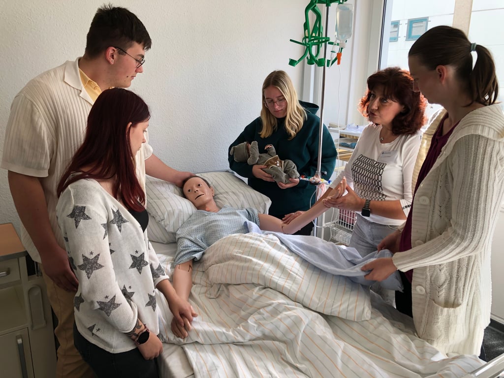 Bei der Ausbildung: Moritz Walter, Jenny Schnell, Nelly Wagenbrett, Ausbilderin Cornelia Rüdiger und Katja Lehmann (von links).