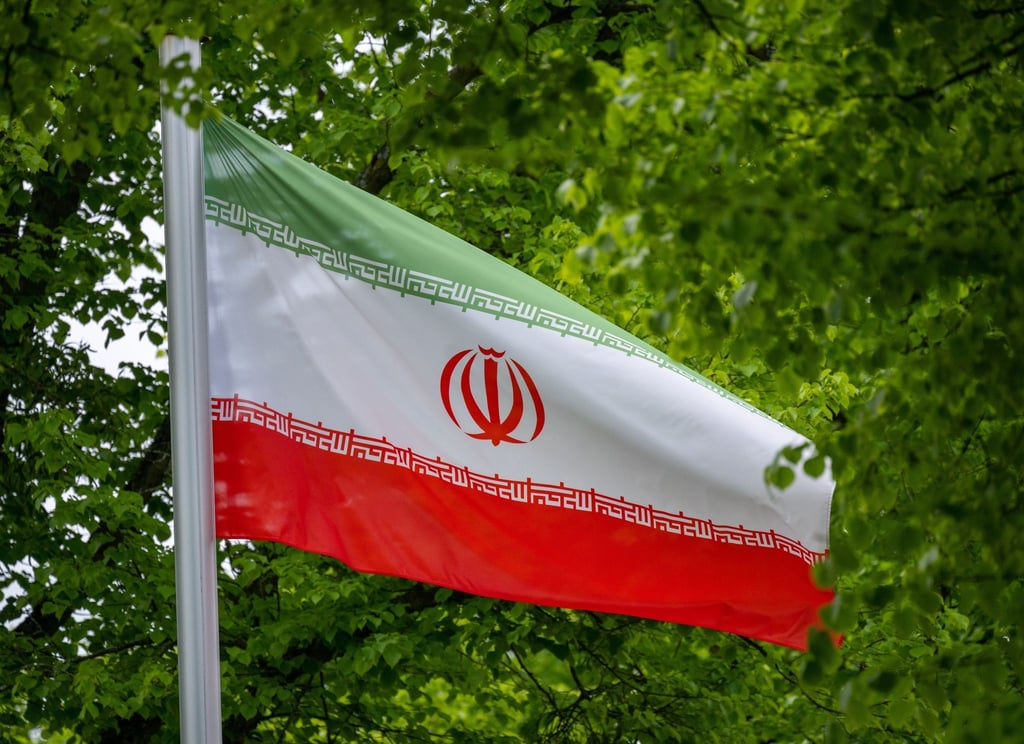 Die Flagge der Islamischen Republik Iran weht in Berlin: In dem Land kam es mutmaßlich zu einem Zwischenfall mit Sittenwächtern.