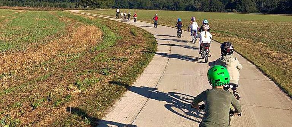 Radtour nach Schönwalde. Die Vorschulkinder fuhren ordentlich hintereinander.