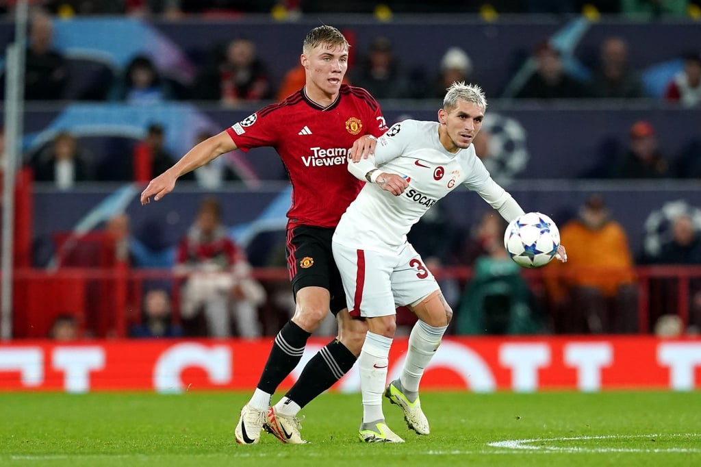 Rasmus Hojlund (l) und Lucas Torreira im Zweikampf um den Ball.