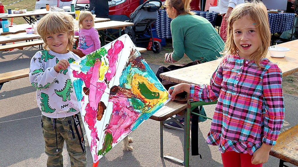 Beim Drachenfest am Elbdeich in Sandau konnte man selbst Drachen bemalen, Hannes und Romy Melia zeigen ihr Modell.