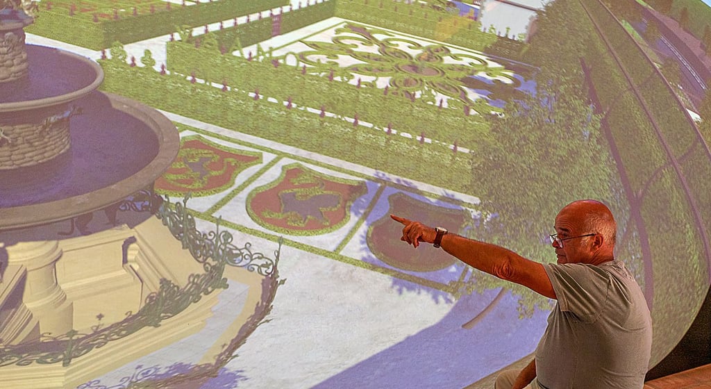 Der ehemalige Lustgarten des Hessener Schlosses lässt sich heute wieder in einer 3-D-Animation erleben, zeigt Vereinsvorsitzender Klaus Bogoslaw in der Kulturscheune.