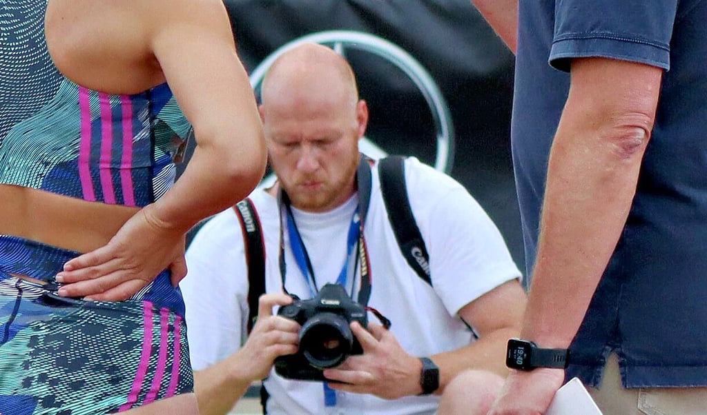 Fotojournalist Hartmut Bösener (M.) im Juni beim Internationalen Leichtathletik-Meeting im Dessauer Paul-Greifzu-Stadion.