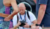 Fotojournalist Hartmut Bösener (M.) im Juni beim Internationalen Leichtathletik-Meeting im Dessauer Paul-Greifzu-Stadion.