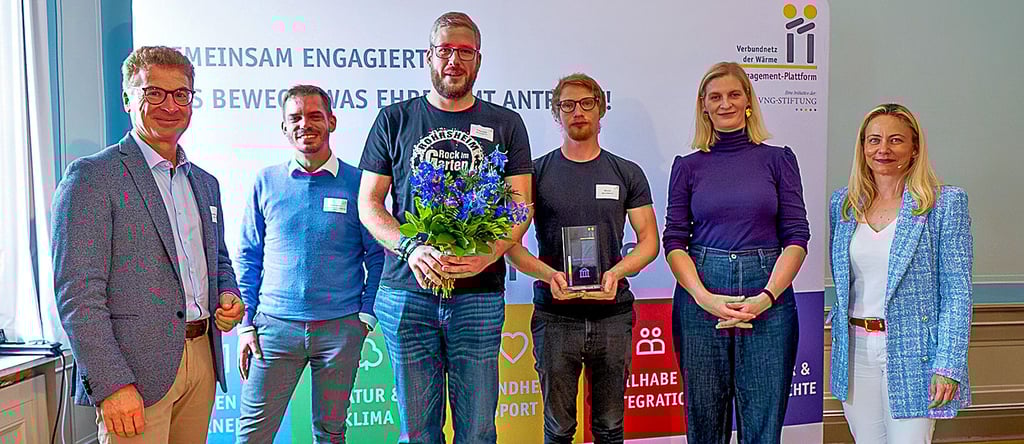 Bodo Rodestock (VNG-Stiftung, v. l.), Hannes Jähnert (Deutsche Stiftung für Engagement und Ehrenamt), Christian Borger, Phil Losch (Rock im Garten e.V.), Madeleine Henfling (Vizepräsidentin des Thüringer Landtages/Bündnis 90/Die Grünen) und Mandy Baum, Leitende Stiftungsmanagerin, bei der Preisverleihung.