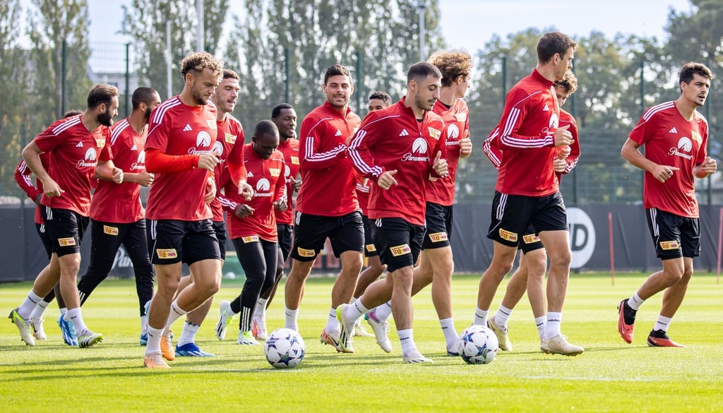 Die Mannschaft läuft sich auf dem Platz warm.