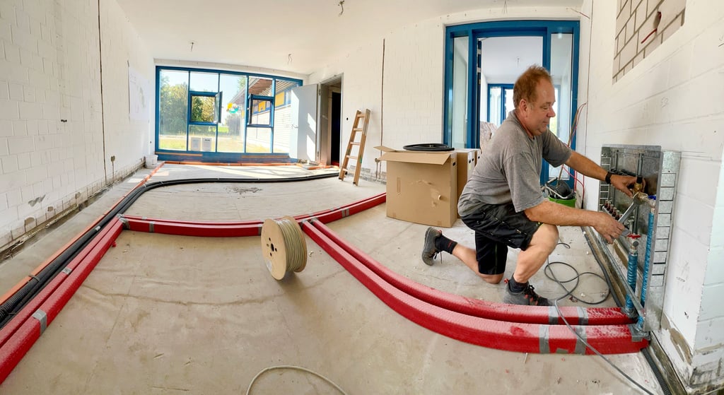 Mario Oschmann beim Montieren der Technik für das neue Heizungssystem im künftigen Betriebshof.