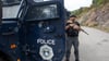 Ein Polizist aus dem Kosovo sichert das Gelände nach den schweren Kämpfen zwischen serbischen Paramilitärs und kosovarischen Polizisten.