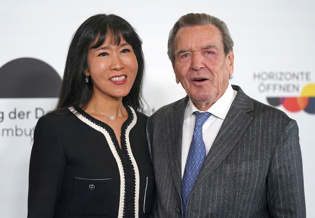 Altkanzler Gerhard Schröder (SPD) und seine Ehefrau kommen auf die Plaza der Elbphilharmonie zum Festakt der Deutschen Einheit.