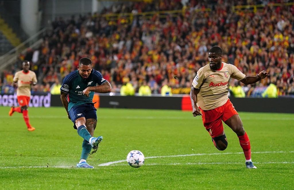 Stürmer Gabriel Jesus (l) traf zur zwischenzeitlichen Führung des FC Arsenal in Lens.