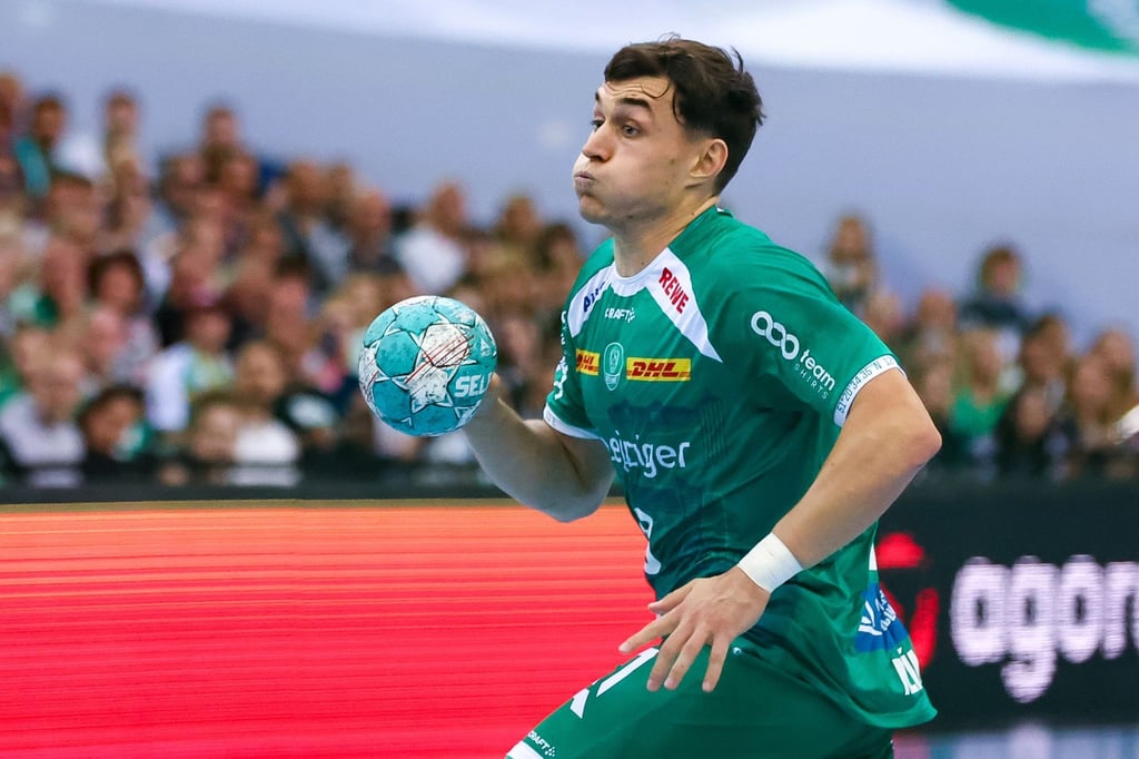 Leipzigs Spieler Matej Klima wirft.