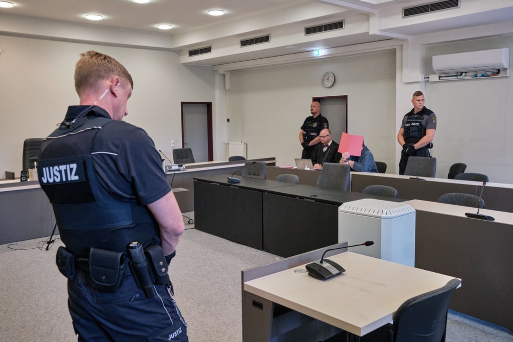 Der Angeklagte zum Prozessauftakt in Dessau.