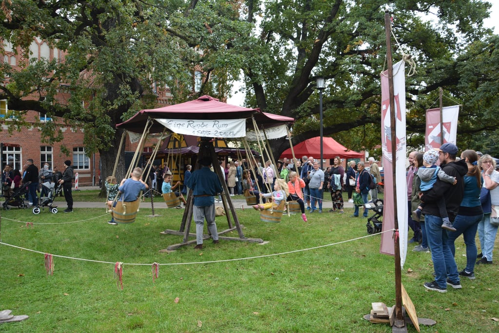 Die Gruppe Federwolf hatte unter anderem ein historisches Kinderkarussell zum Handwerkermarkt in Stendal mitgebracht.