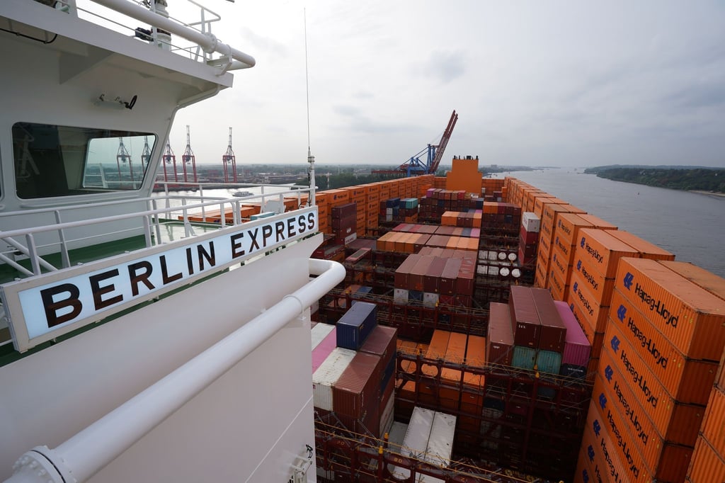 Blick von der Brücke über das Hapag-Lloyd-Containerschiff „Berlin Express“ im Hamburger Hafen.