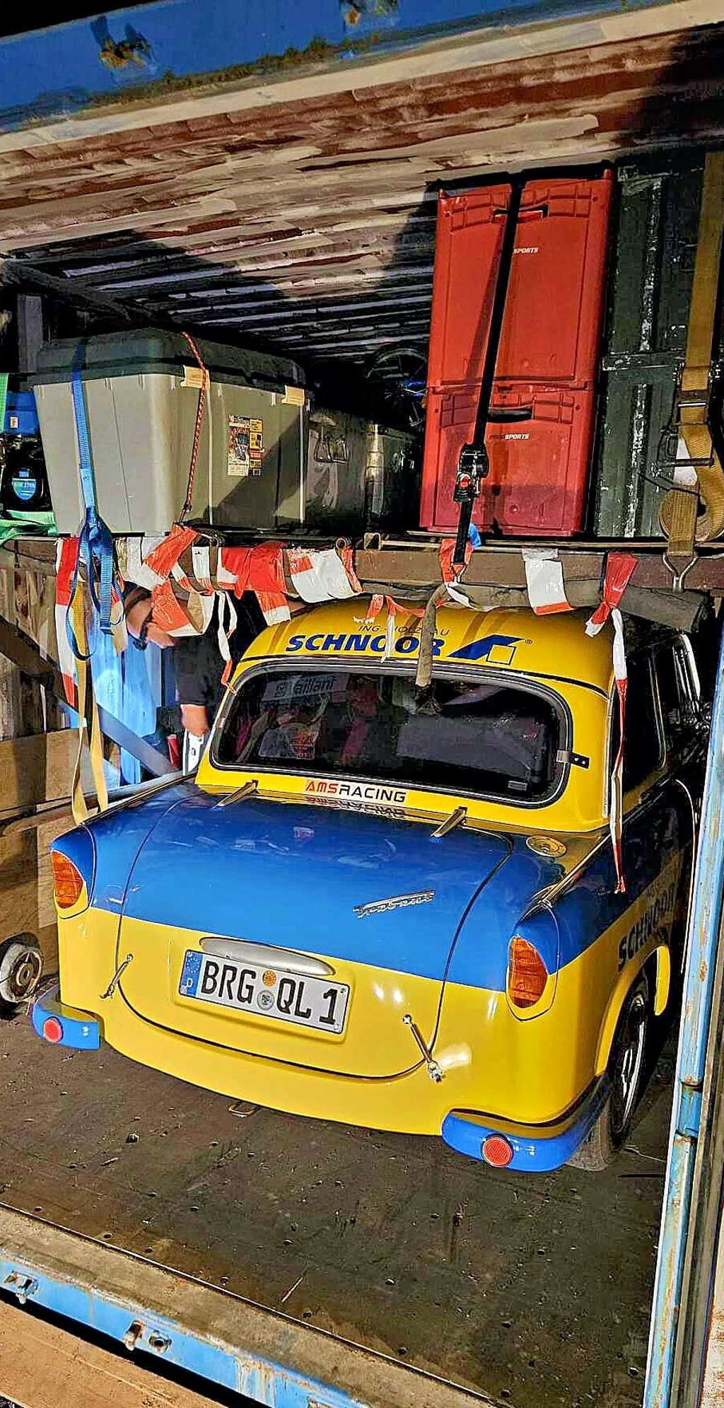Der Trabant von Michael Kahlfuss steht versandfertig für die „East African Safari Classic Rally“ in Kenia im Container. Am 24. September wurde der aufgepeppte 600 T nach Mombasa verschifft.